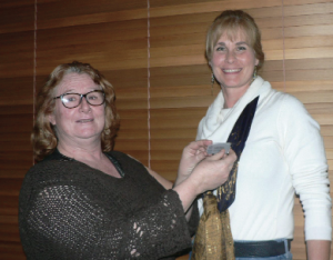 Leonie Jones presents Sonia Roodt with her membership badge.